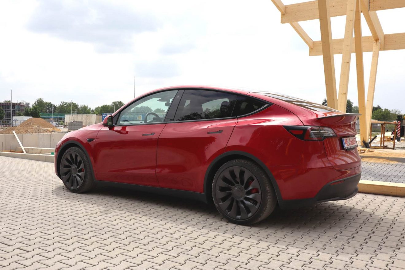 Tesla Model Y Performance rot Probefahrt hinten Seed and Greet Ladepark