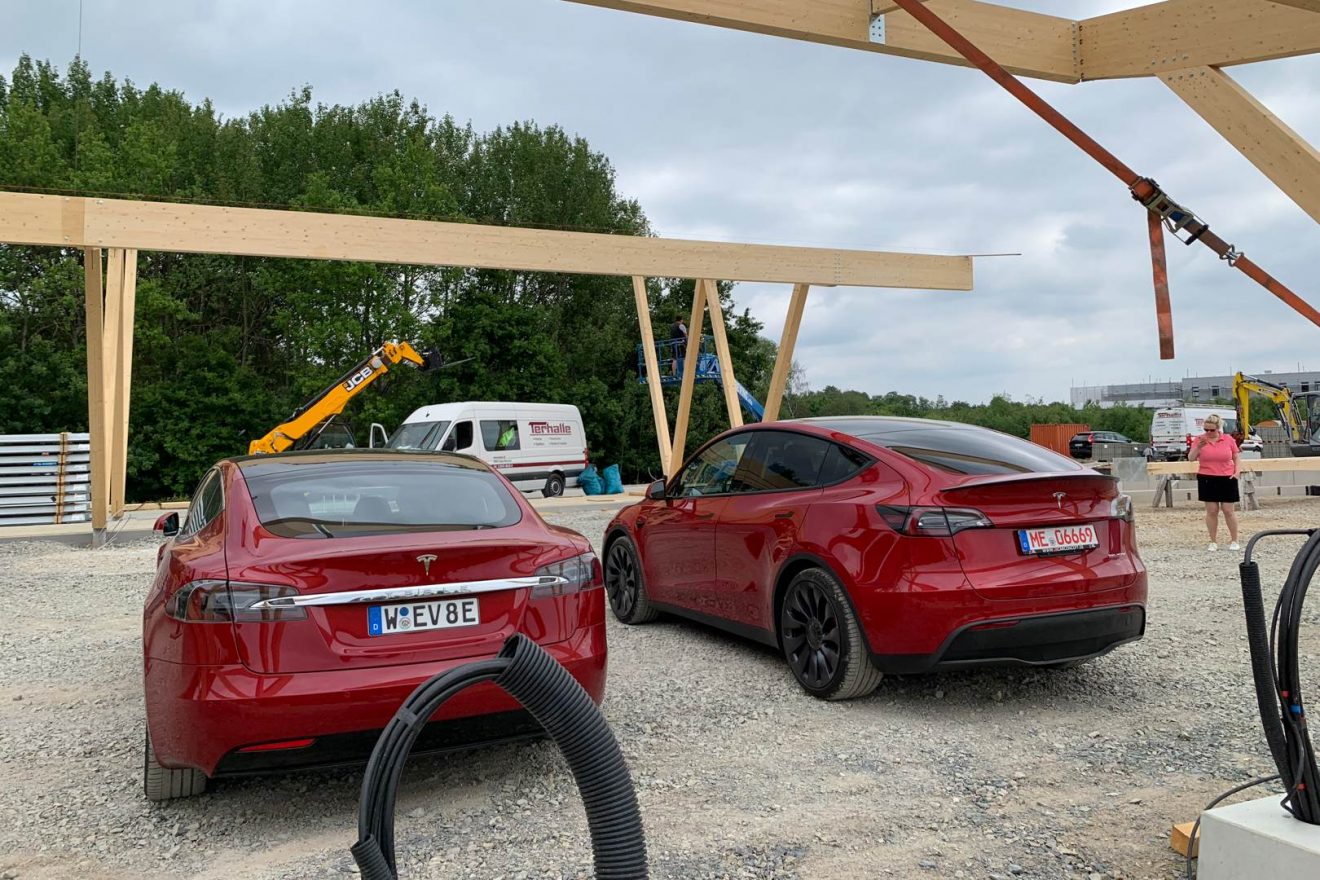Vergleich Tesla Model Y und Tesla Model S von hinten